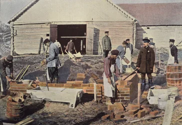 Gruppe von Maurern in der Umgebung von Moskau